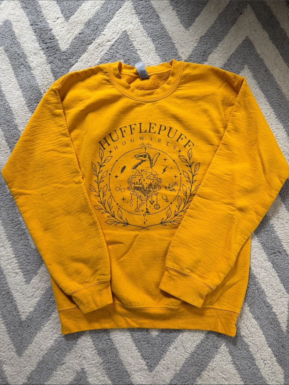 Hufflepuff Graphic Crewneck Sweatshirt in Yellow